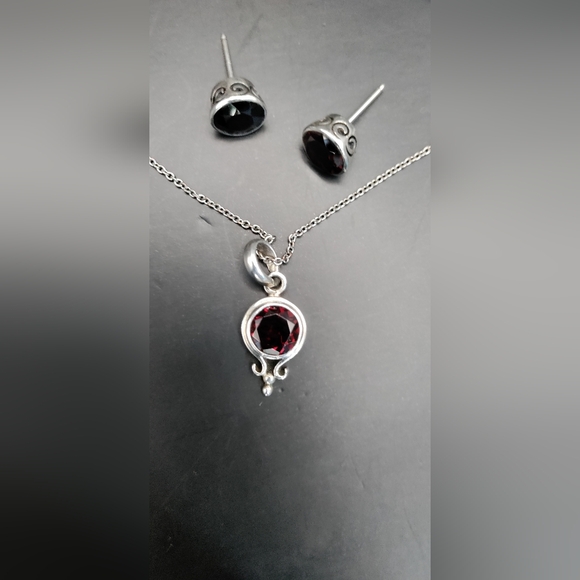 Gorgeously, Gothicly, Garnet. In a Deep Blood Red color.In a Sterling Silver set - Picture 4 of 9